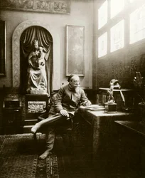 Portræt af den franske forfatter Anatole France (1844-1924) i 1904 på hans kontor. Privat samling