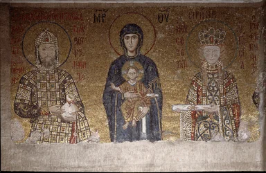 Jomfruen sidder mellem Johannes II Komnenos og hans kone Irene af Ungarn (mosaik, 6. århundrede)