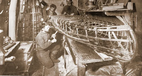 En let sektionsbåd blev bygget, pub. London 1907 (s/h-billede)