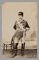 Portræt i fuld længde af Mozaffar al-Din Shah, slutningen af det 19.-begyndelsen af det 20. århundrede (sølv gelatinetryk)