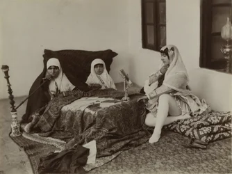 Damer hviler i haremet, slutningen af det 19. århundrede (sølvalbumin-foto)