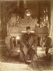 Nasruddin Shah siddende foran Påfugletronen, Golestan-paladset, Teheran