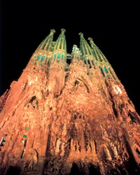 Forfatter: GAUDI i CORNET, Antoni (1852-1926). Titel: Sagrada Familia. 1884-1926 (spansk).. Teknik: Arkitektur. Museum/sted: SPANIEN. CATALONIEN. BARCELONA. Barcelona. Den Hellige Families Forsoningskirke. Fachada del Nacimiento. (Spansk).
