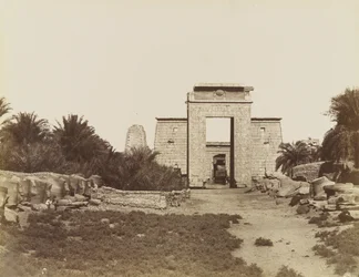 Karnak-sfinxerne og Ptolemæus-pylonen