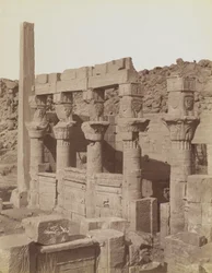 Philae, udsigt fra den nordøstlige del af den sydlige ende af West Colonnade og verandaen i Nectanebo ved Isis-templet