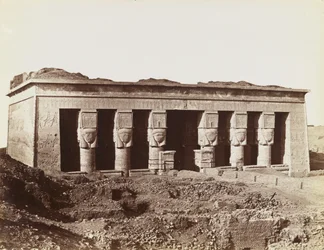 Temple of Dendera, udsigt fra nordøst af templets facade