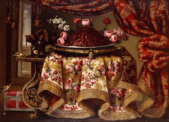Et fad med jordbær med blomster på en pude og en Tazza med figner på et bord draperet med en broderet klud, med fugle og kiste ved siden af et gardin og et vindue