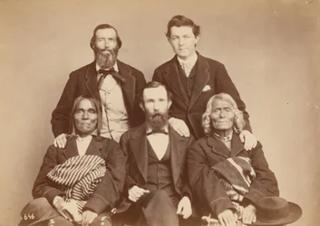 Alexander Gardner, William Henry Jackson og Antonio Zeno Shindler med Pueblo-delegaterne Alejandro Padilla, guvernør i Isleta, og Ambrosio Abeita, tidligere guvernør i Isleta,1868 (foto)