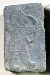Orthostat, der viser en bueskytte fra Kapara-paladset, konge af Guzama, Tell Halaf, Syrien (basalt)