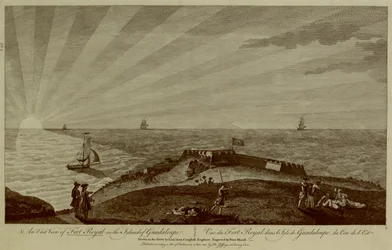 En gruppe soldater hviler på toppen af en bakke i forgrunden med Fort Royal bagved, sejlskibe og solen, der går ned i havet i baggrunden