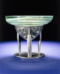En Liberty Tudric tinskål med James Couper & Sons Clutha glasforing, ca. 1902-05 (tin, glas)