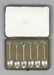 Et sæt Cymric sølvskeer i æske med emaljerede endestykker designet af Archibald Knox (1864-1933)