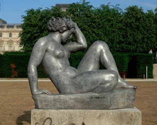 Siddende nøgen. Bronze ... (bronze)