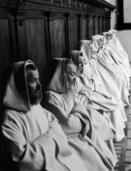 Munke beder ved Eremitagen i Camaldoli, Italien, ca. 1925 (gelatinesølvtryk)