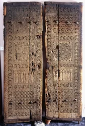 Et par udskårne armenske valnøddedøre, forestillende Kristus med seks apostle og hellige, 1312
