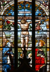 Korsfæstelsen, med Jomfru Maria, Sankt Johannes og Maria Magdalena ved foden af korset - Glasmaleri i kapellet ved det hellige sakramente, af Arnaud de Moles (1470-1520) afsluttet i 1513 - Cathedrale Sainte Marie d