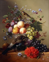 Fersken, druer, blommer og blomster i en glasvase med en Jay på en afsats,
