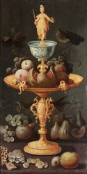 Druer, blommer og et granatæble på en gylden tazza overgået af en personificering af maleri, med figner, druer, æbler, en guldkæde og spanske stykker af otte på en stenafsats