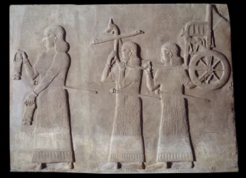 Art Mesopotamia (Assyrien): hoffet til kongen af Assyriens palads Sargon II (721 - 705 f.Kr.) tjenere, der bærer situlerne og kongens vogn. Paris, Musée du Louvre