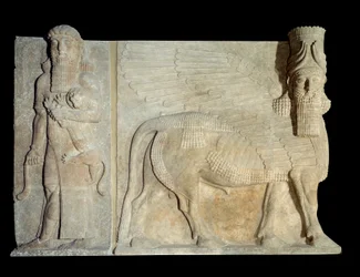Art Mesopotamia (Assyrien): gårdhave til paladset til kongen af Assyrien Sargon II (721-705 f.Kr.): androcefal tyrefløj med helte, der mestrer en løve. Paris, Musée du Louvre