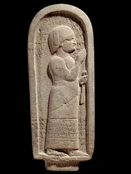 Basalt begravelsesstele af Si Gabbors præst af måneguden. aramæisk epitafium. 7. århundrede f.Kr. Fra Syrien. Paris, Louvre-museet