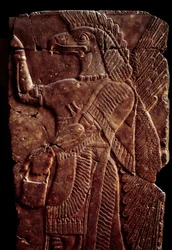 Orientalske antikviteter: detalje af et albasterrelief, der repræsenterer en ånds beskyttende vinge med en mands krop og ørnehoved, fra Palace of Sargon II eller Sharroukin, konge af Assyrien til Dur-Sharrukin (nuværende Khorsabad (Khunsabad) (Mesopotamien