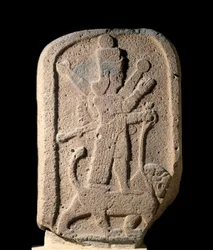 Stele med gudinden Ishtar fra Arbela, som holder en løve. Basaltrelief fra den nyassyriske periode, 1000-612 f.Kr. 8. århundrede f.Kr. Paris, Louvre-museet