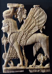 Bevinget grif med menneskeansigt, fønikisk møbeldekoration af elfenben, Nimrud, 800-700 f.Kr.