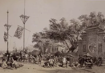 Facaden på det store tempel i Macao, planche 9 fra "Sketches of China", graveret af Eugene Ciceri (1813-90) 1842 (tonet litografi)