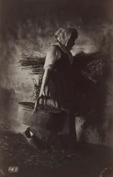 Kvindelig bonde, der bærer en kurv og hø, ca. 1870.
