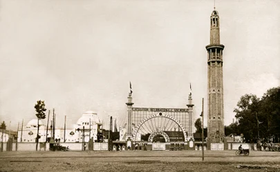 Grenoble (Isère, Dauphiné): International udstilling for hvidt kul og turisme i 1925 - den monumentale indgang og orienteringstårnet (Perret-tårnet) - bygget af brødrene Auguste (1874-1954) og Gustave (1876-1952) Perret, 95 meter højt og næsten 8 meter