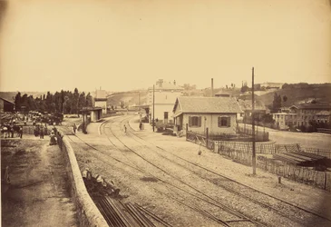 Jernbaneoverskæring og station, L