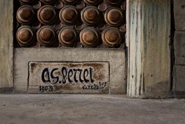 Facade på en beboelsesejendom, detalje med signaturen