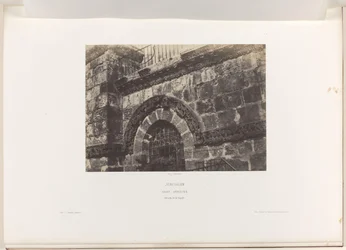 Detalje af et vindue i Den Hellige Gravs Kirke, Jerusalem Jerusalem. Den hellige grav. Detaljer om facaden (titel på objekt)