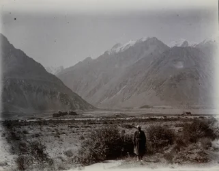 Kala-i-Panjas forter set fra Kusht-sam-udløberen. Fjern udsigt over dalen mod forterne med bjerge bagved, 2. september 1915