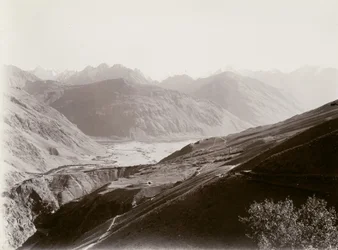Pamir-flodens sammenløb med Hindu Kush på den anden side