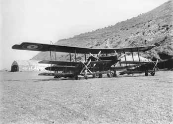 Et Handley-Page 0400-fly med nogle Bristol Fighter-maskiner på flyvepladsen for Australian Flying Corps i Haifa. Kaptajn Ross Macpherson Smith styrede ofte dette fly, 1918 (bw foto