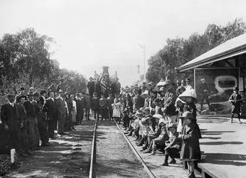Et omrejsende rekrutteringstog på banegården med nogle af byens borgere (Donor Queensland Recruiting Committee), Wallumbilla, Queensland, ca. 1916