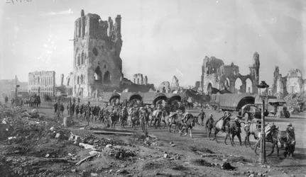 En uidentificeret australsk maskingeværsektion med pakkede heste, der passerer ruinerne af Tøjhallen. Bemærk flere motorvogne parkeret i baggrunden, 19. oktober 1917