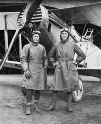 Kaptajn Syd Addison af Huon, Tasmanien og løjtnant Hudson Fysh fra St Leonards, Tasmanien, begge fra No 1 Squadron (Sqn) Australian Flying Corps, stående foran en Bristol F2B Fighter, 29. december