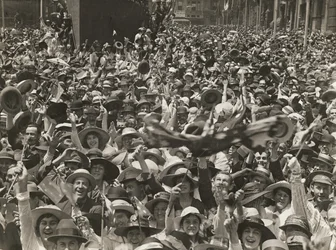 Publikum i Martin Place, Sydney, der fejrer nyheden om underskrivelsen af våbenhvilen, 11. november 1918