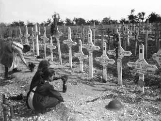 Franske børn passer grave på Adelaide Cemetery af australiere dræbt i kamp på vestfronten, Villers-Bretonneux, Frankrig 26. august 1919