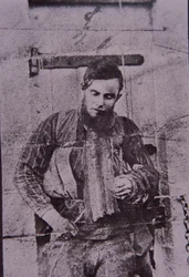 Kelly Gang-medlem Joe Byrne spændt op efter døden, 29. juni 1880 (s/h-foto)