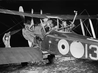 Løjtnant (løjtnant) Stanley George Brearley, pilot, og løjtnant Robert Harold Taylor, observatør, af No. 69 Squadron (australsk), Royal Flying Corps (RFC), der starter ud til en natbombeoperation fra ha.