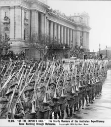 Mænd fra AIF marcherer forbi parlamentsbygningen i Melbourne, Vic, med deres geværer og bajonetter over skuldrene, før de bliver sendt af sted til oversøisk tjeneste, ca. august 1914.