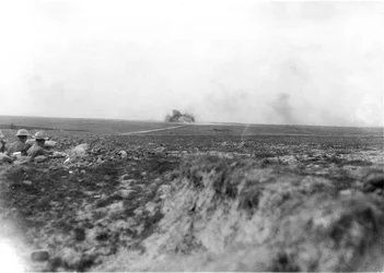 Observatører (til venstre) ser australsk artilleri beskyde tyskerne i Hindenburg-linjen den 27. maj 1917