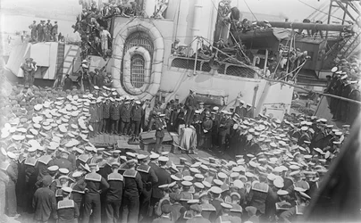 Sømænd stimler rundt om den australske premierminister The Hon William Morris (Billy) Hughes, mens han taler til dem på dækket af HMAS Australia ved værftet i Devon, England, 21. maj 1916