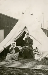 Søster Eleanor Wibmer Jeffries og søster Nellie Constance Morrice (til højre) uden for deres telt på Australian General Hospital nr. 3 med blomster plukket fra bredden af Somme, ca. juni 1917 (bw foto