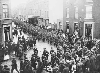 Den sidste kvote af 1st Division Artillery, AIF, forlader byen for at trække sig i Charleroi for at begynde deres hjemrejse, Chatelineau, Belgien, 26. november 1919