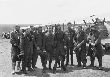 Officererne fra A Flight, No. 4 Squadron, Australian Flying Corps (AFC), i fuldt flyveudstyr foran line-up af Sopwith Camel-fly, 16. juni 1918